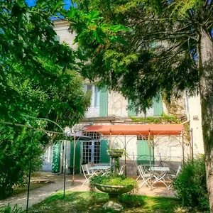 au-saint-roch-hotel-et-jardin-avignon.fr-provencehotel.com/